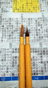 左が同じ種類の面相筆、右が赤い蓄光顔料を塗るのに使ってダメージを受けた筆です。
