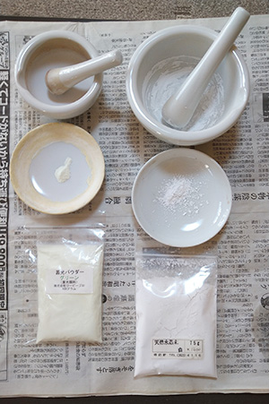 日本画家　佐藤宏三 Hidden Art「真説 桃太郎」表彩色　微調整　輝度を上げたい部分には蓄光顔料
輝度を抑えたい部分には水晶末