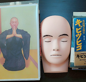 日本画家 佐藤宏三 Hidden Art「耳無し芳一」マネキンを固定 先に目鼻口眉を描きこみ