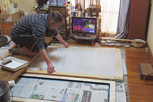 日本画家 佐藤宏三 Hidden Art「地獄極楽変相図」制作準備 絹本張り